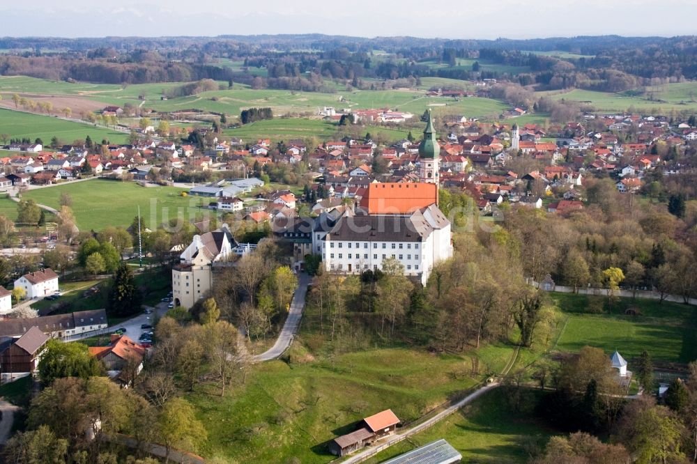 Andechs von oben - Gebäudekomplex des Klosters in Andechs im Bundesland Bayern