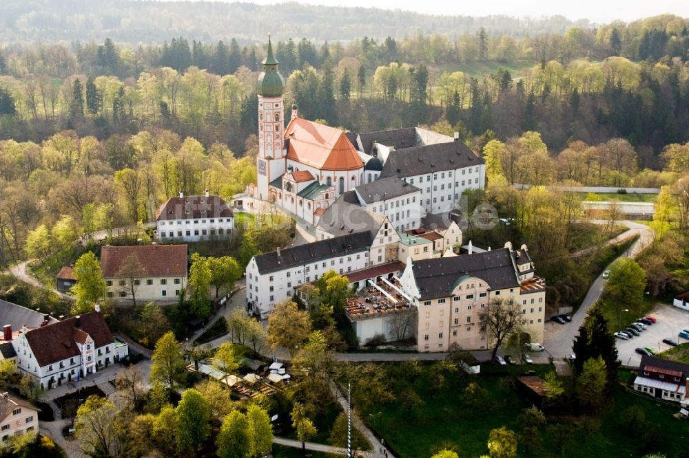 Andechs aus der Vogelperspektive: Gebäudekomplex des Klosters in Andechs im Bundesland Bayern