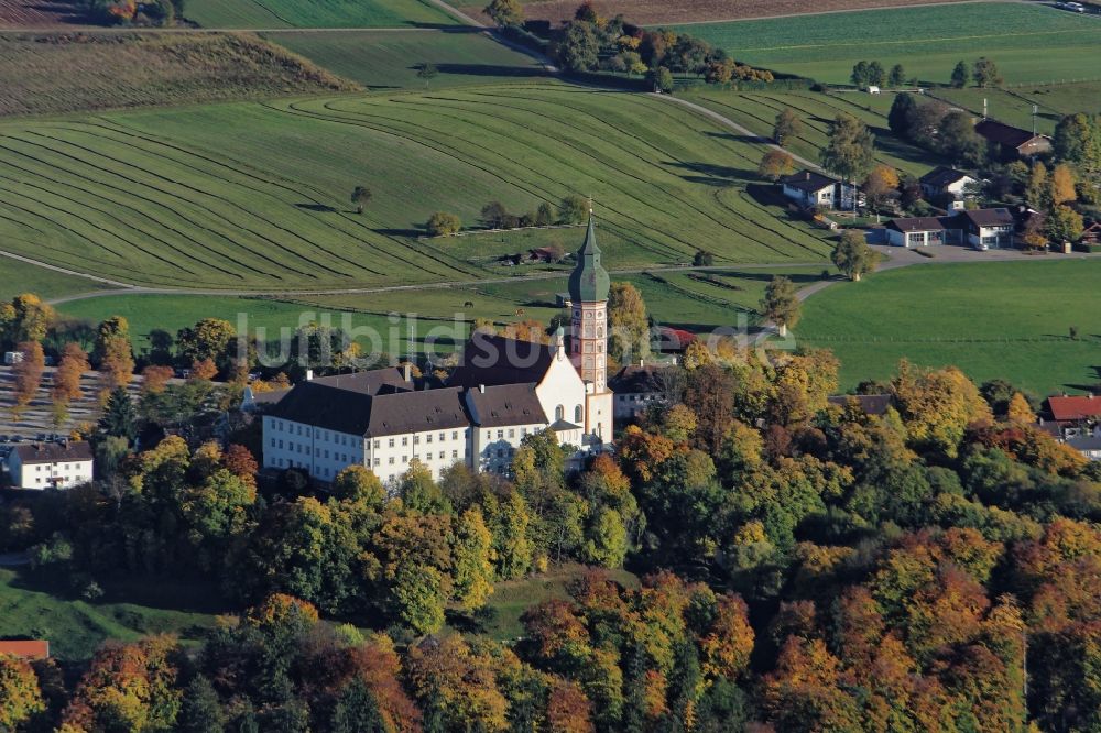 Luftaufnahme Andechs - Gebäudekomplex des Klosters Andechs mit Klostergasthof im Bundesland Bayern