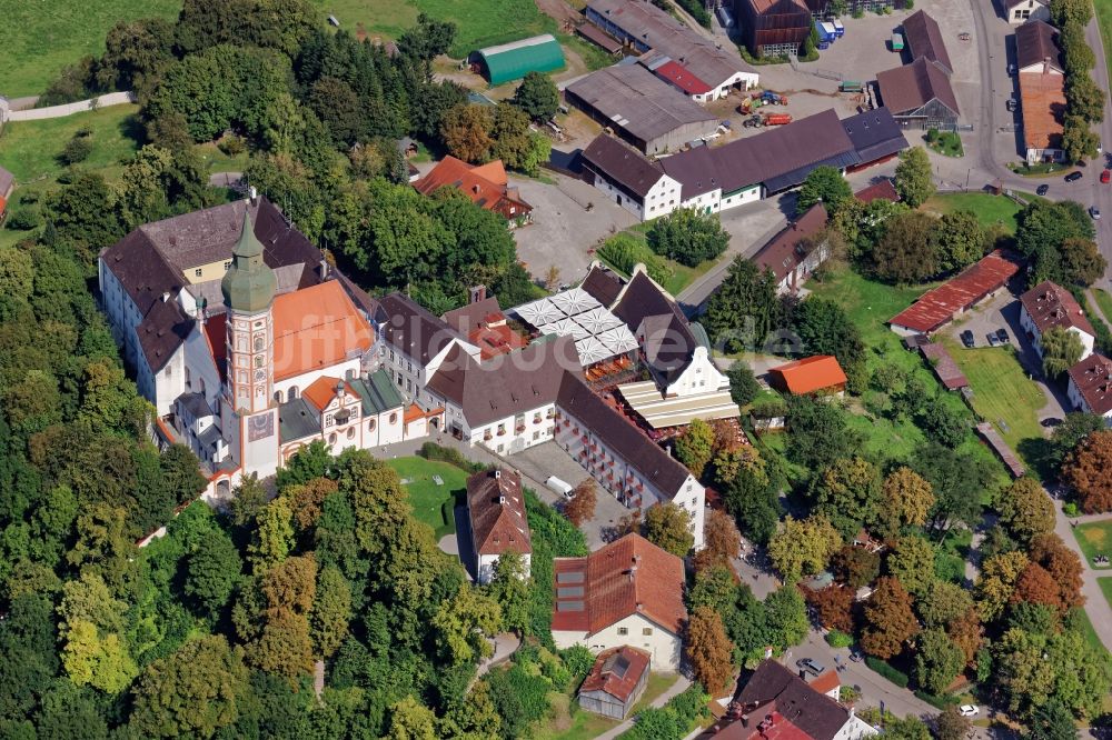 Andechs aus der Vogelperspektive: Gebäudekomplex des Klosters Andechs mit Klostergasthof im Bundesland Bayern