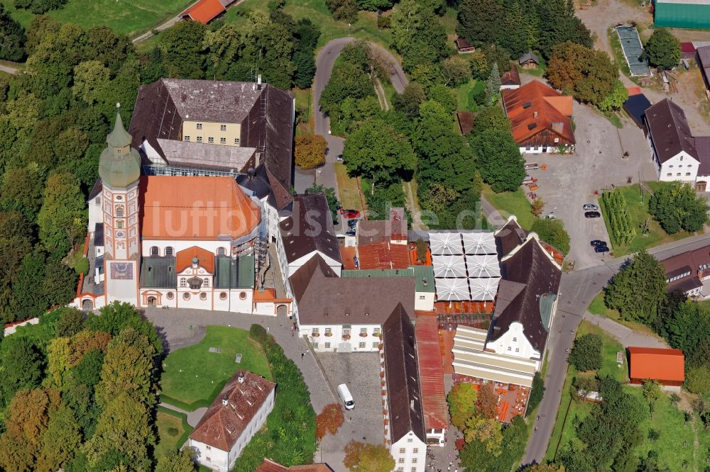 Luftaufnahme Andechs - Gebäudekomplex des Klosters Andechs mit Klostergasthof im Bundesland Bayern