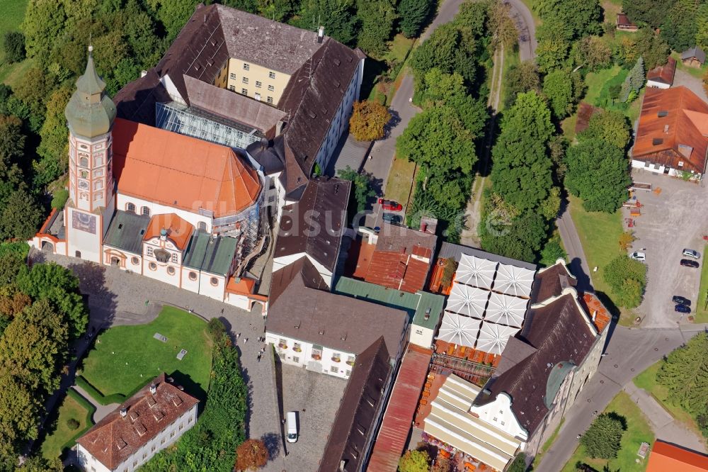 Andechs von oben - Gebäudekomplex des Klosters Andechs mit Klostergasthof im Bundesland Bayern