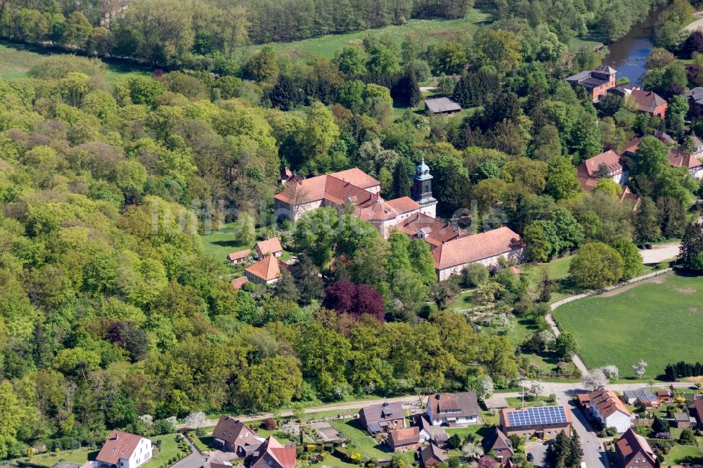 Bad Bevensen von oben - Gebäudekomplex des Klosters in Bad Bevensen im Bundesland Niedersachsen, Deutschland