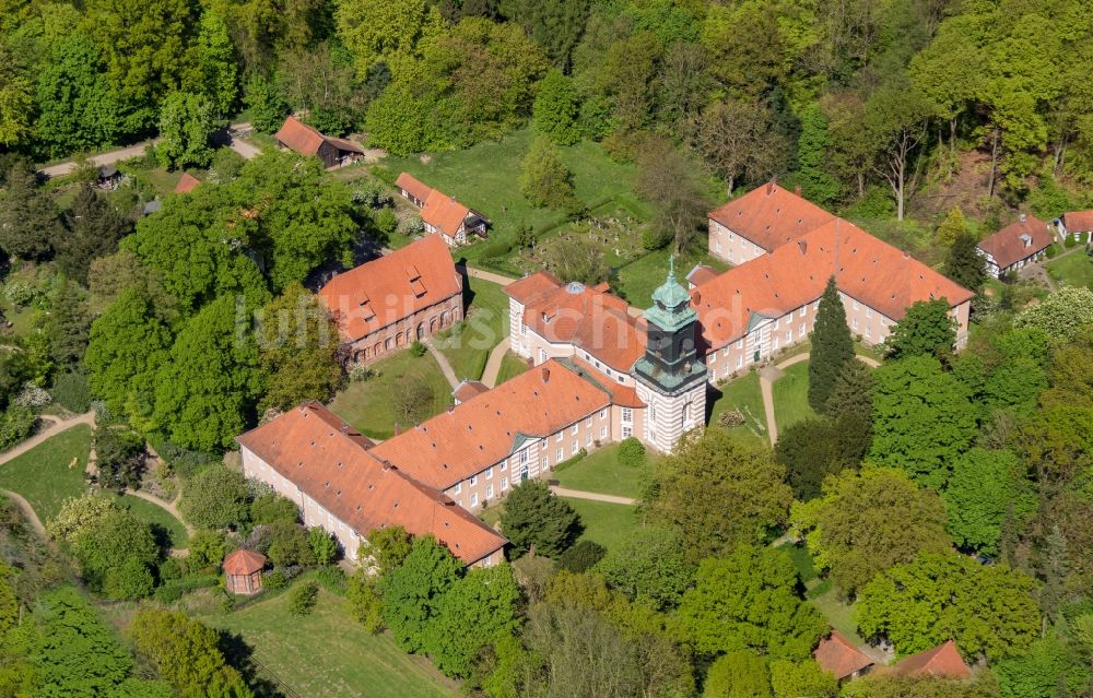 Bad Bevensen aus der Vogelperspektive: Gebäudekomplex des Klosters in Bad Bevensen im Bundesland Niedersachsen, Deutschland