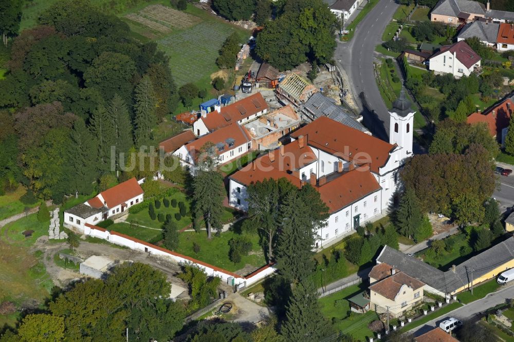 Bakonybel von oben - Gebäudekomplex des Klosters in Bakonybel in Wesprim, Ungarn