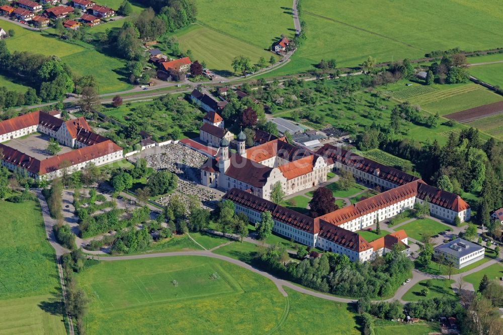 Luftbild Benediktbeuern - Gebäudekomplex des Klosters Benediktbeuern im Bundesland Bayern