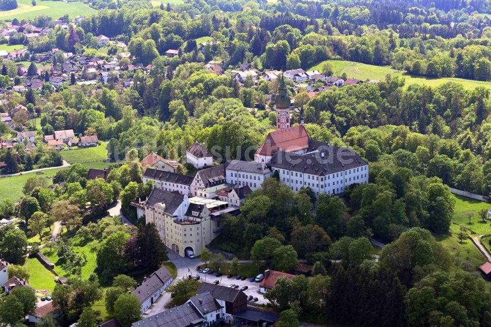 Andechs von oben - Gebäudekomplex des Klosters und der Brauerei Andechs im Ortsteil Erling in Andechs im Bundesland Bayern