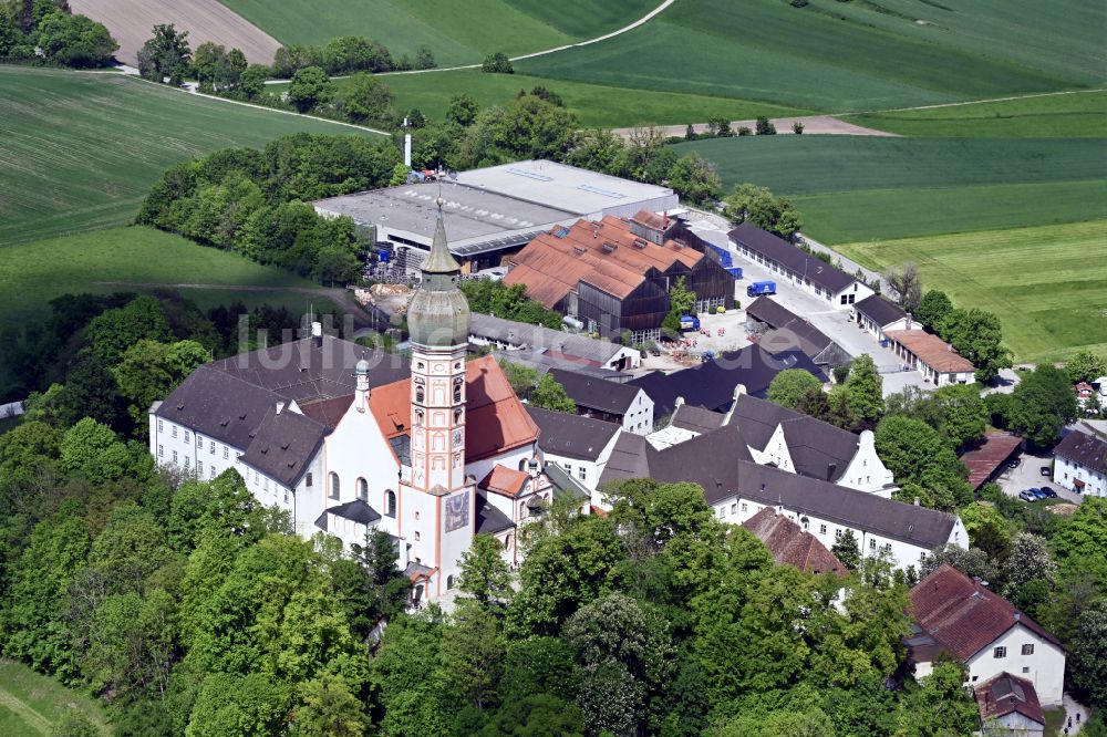 Andechs aus der Vogelperspektive: Gebäudekomplex des Klosters und der Brauerei Andechs im Ortsteil Erling in Andechs im Bundesland Bayern