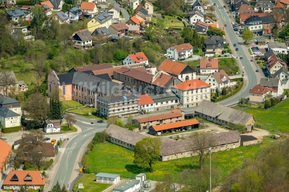 Bredelar aus der Vogelperspektive: Gebäudekomplex des Klosters in Bredelar im Bundesland Nordrhein-Westfalen, Deutschland