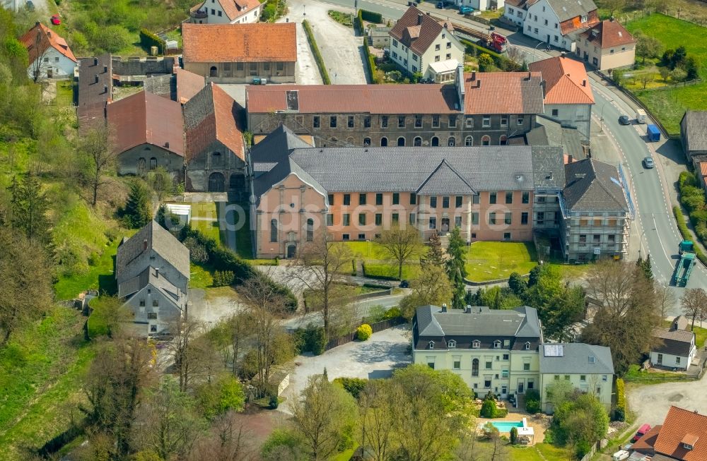 Bredelar von oben - Gebäudekomplex des Klosters in Bredelar im Bundesland Nordrhein-Westfalen, Deutschland