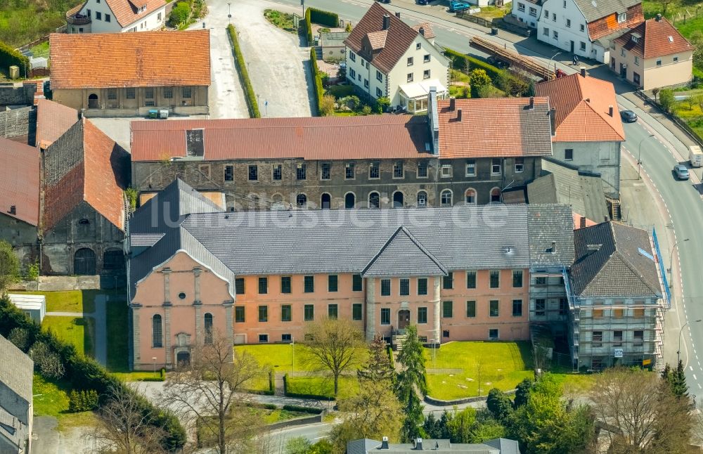 Bredelar aus der Vogelperspektive: Gebäudekomplex des Klosters in Bredelar im Bundesland Nordrhein-Westfalen, Deutschland