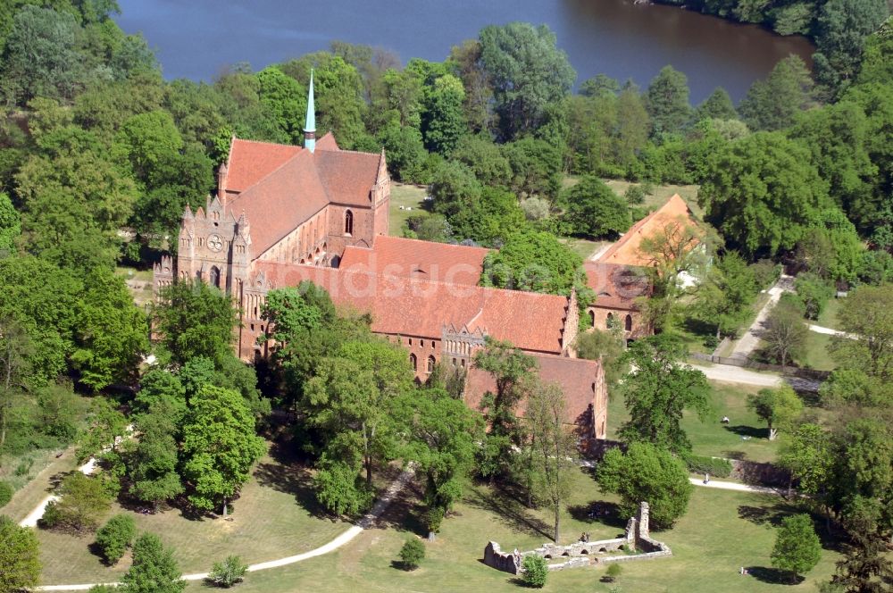 Chorin von oben - Gebäudekomplex des Klosters in Chorin im Bundesland Brandenburg