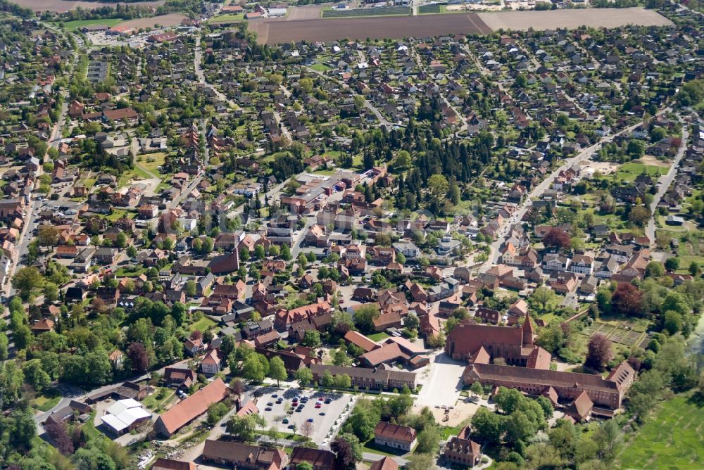 Ebstorf von oben - Gebäudekomplex des Klosters in Ebstorf im Bundesland Niedersachsen, Deutschland