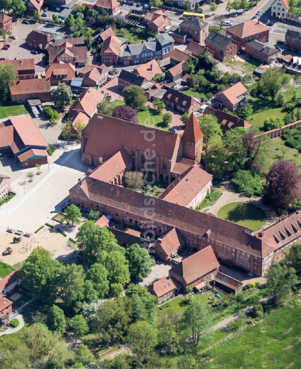 Ebstorf aus der Vogelperspektive: Gebäudekomplex des Klosters in Ebstorf im Bundesland Niedersachsen, Deutschland