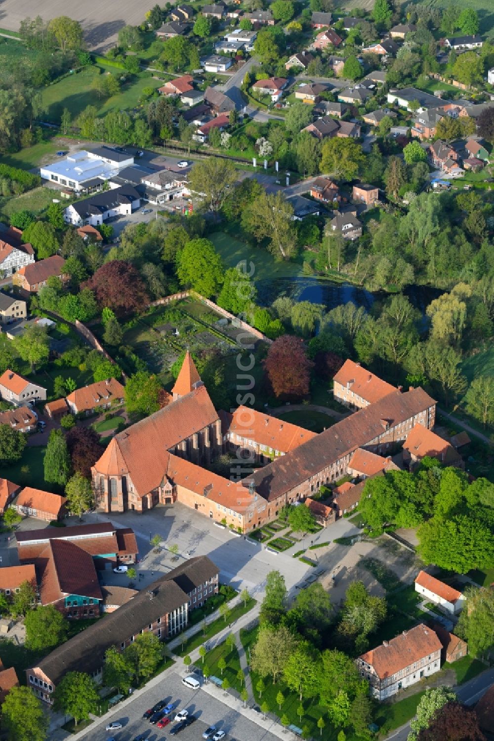 Ebstorf von oben - Gebäudekomplex des Klosters in Ebstorf im Bundesland Niedersachsen, Deutschland