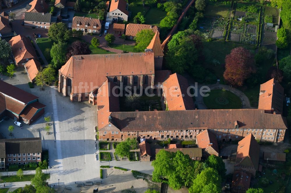 Ebstorf aus der Vogelperspektive: Gebäudekomplex des Klosters in Ebstorf im Bundesland Niedersachsen, Deutschland