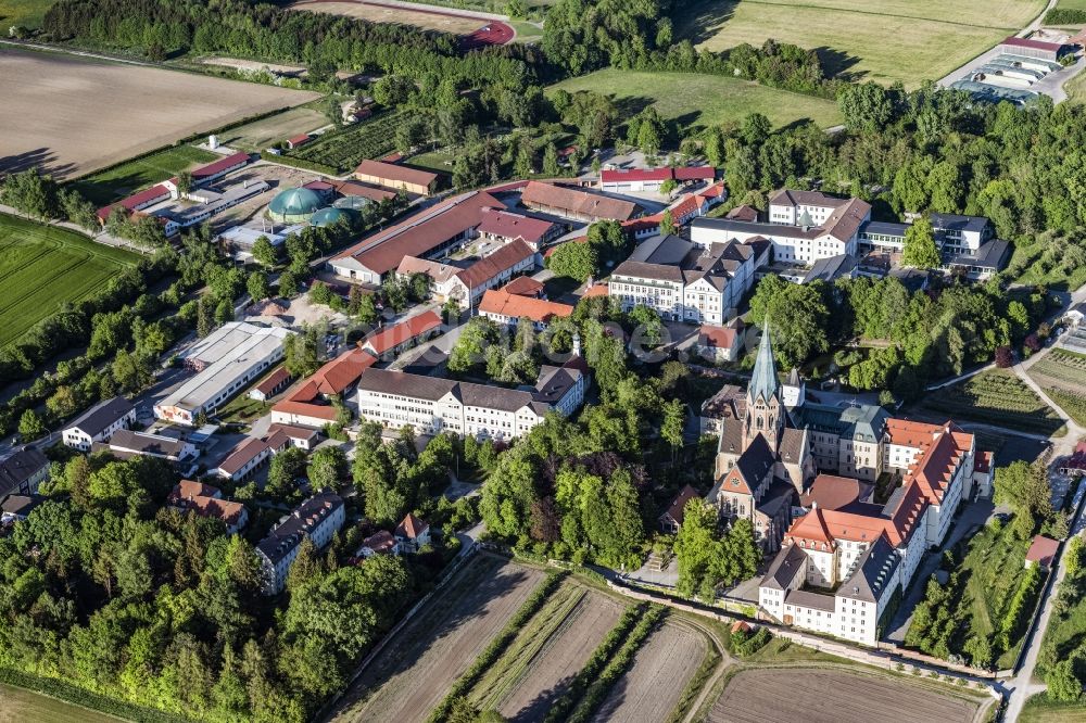 Luftaufnahme Eresing - Gebäudekomplex des Klosters Erzabtei Sankt Ottilien mit Kirche Herz Jesu in Eresing im Bundesland Bayern, Deutschland