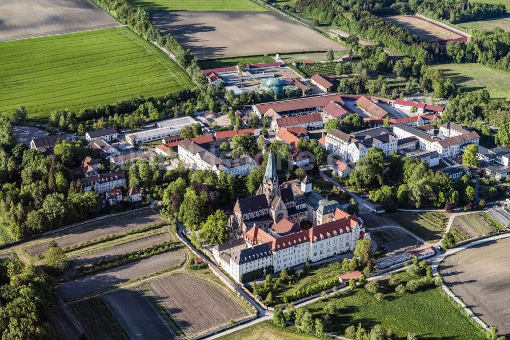 Eresing von oben - Gebäudekomplex des Klosters Erzabtei Sankt Ottilien mit Kirche Herz Jesu in Eresing im Bundesland Bayern, Deutschland