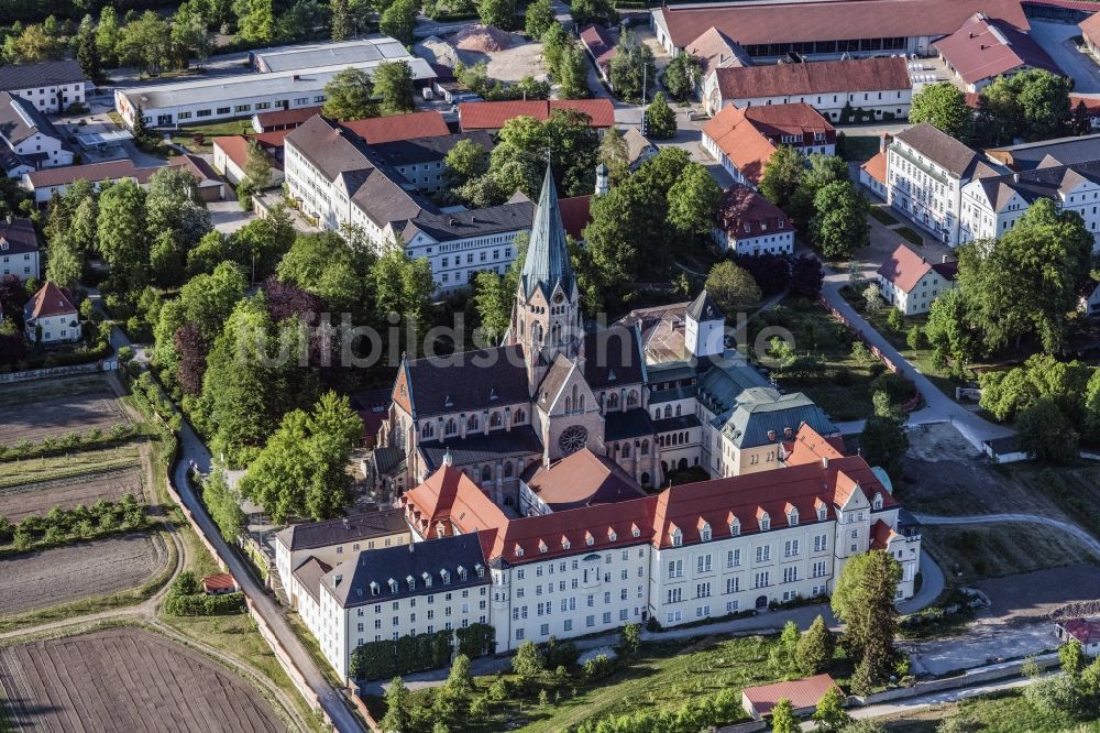 Eresing aus der Vogelperspektive: Gebäudekomplex des Klosters Erzabtei Sankt Ottilien mit Kirche Herz Jesu in Eresing im Bundesland Bayern, Deutschland