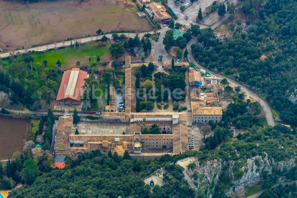 Luftaufnahme Escorca - Gebäudekomplex des Klosters in Escorca in Balearische Insel Malorca, Spanien