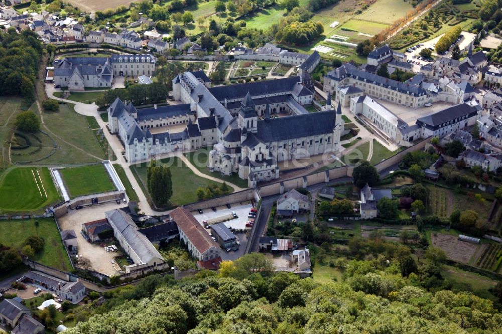 Luftaufnahme Fontevraud l'Abbaye - Gebäudekomplex des Klosters Fontevraud in Fontevraud l'Abbaye in Pays de la Loire, Frankreich