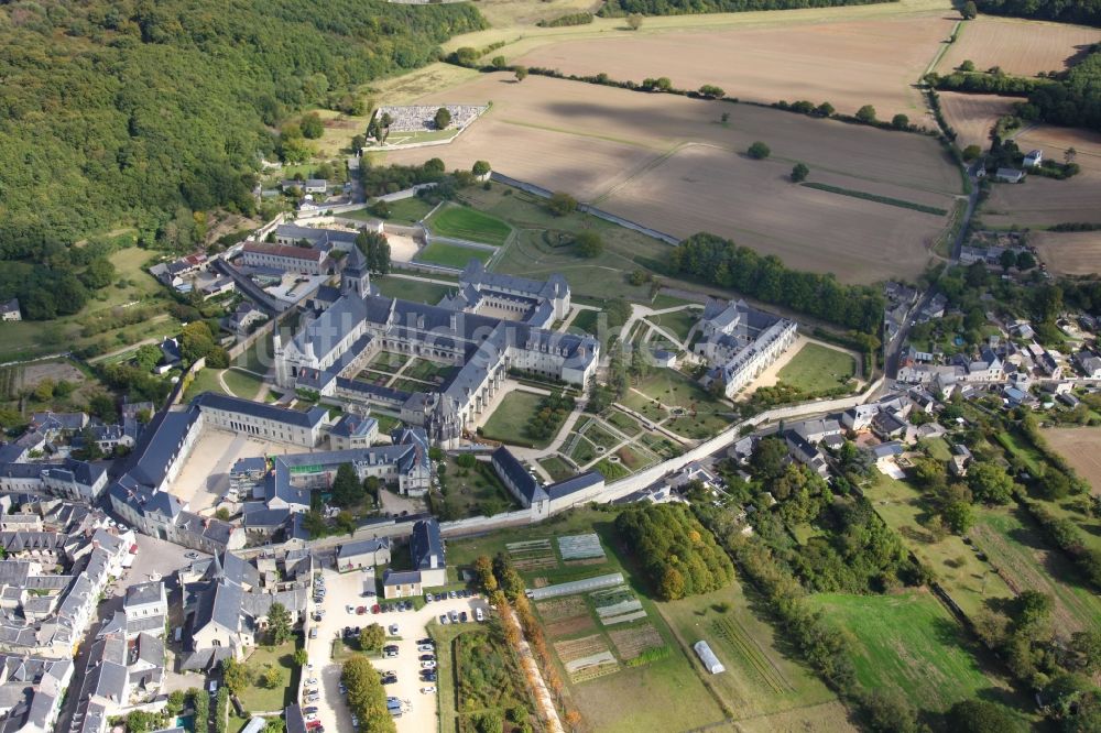 Fontevraud l'Abbaye von oben - Gebäudekomplex des Klosters Fontevraud in Fontevraud l'Abbaye in Pays de la Loire, Frankreich