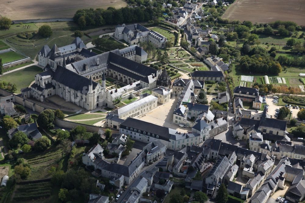 Fontevraud l'Abbaye aus der Vogelperspektive: Gebäudekomplex des Klosters Fontevraud in Fontevraud l'Abbaye in Pays de la Loire, Frankreich