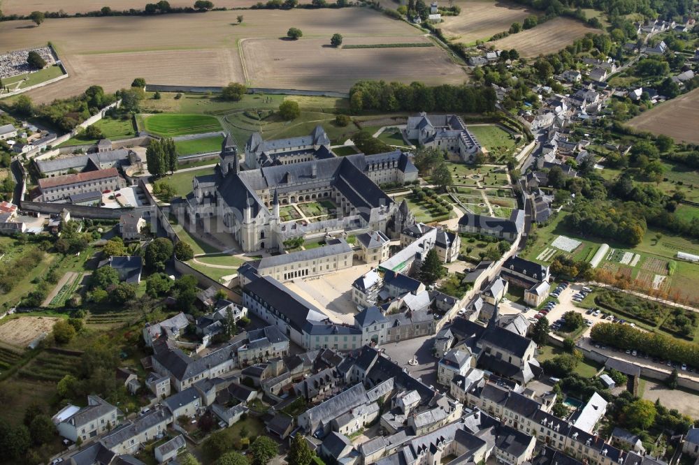 Luftaufnahme Fontevraud l'Abbaye - Gebäudekomplex des Klosters Fontevraud in Fontevraud l'Abbaye in Pays de la Loire, Frankreich