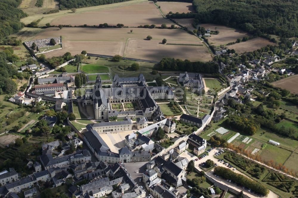 Fontevraud l'Abbaye von oben - Gebäudekomplex des Klosters Fontevraud in Fontevraud l'Abbaye in Pays de la Loire, Frankreich