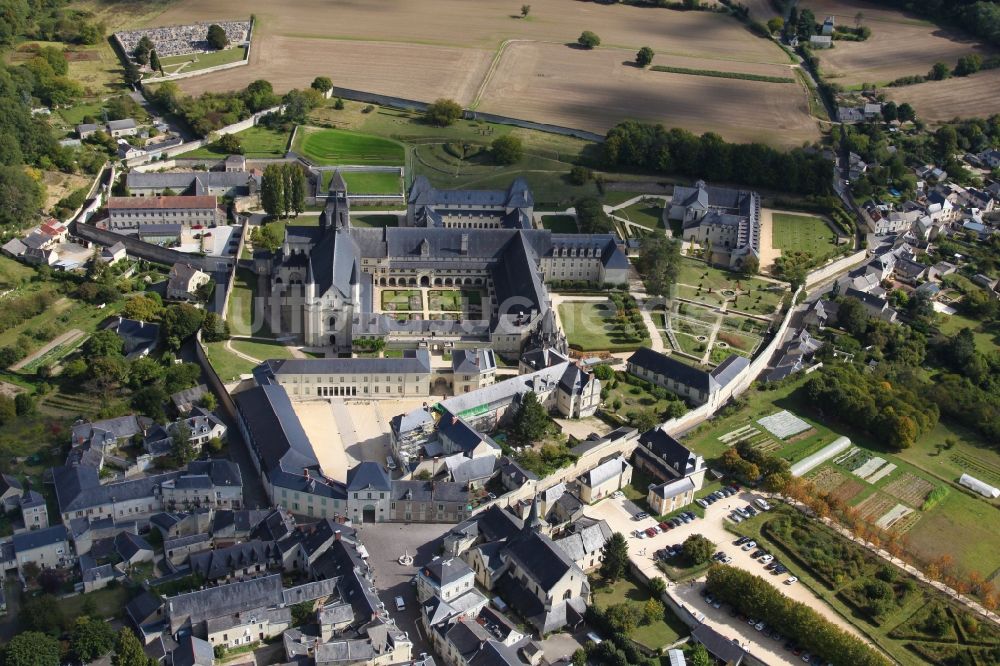 Fontevraud l'Abbaye aus der Vogelperspektive: Gebäudekomplex des Klosters Fontevraud in Fontevraud l'Abbaye in Pays de la Loire, Frankreich