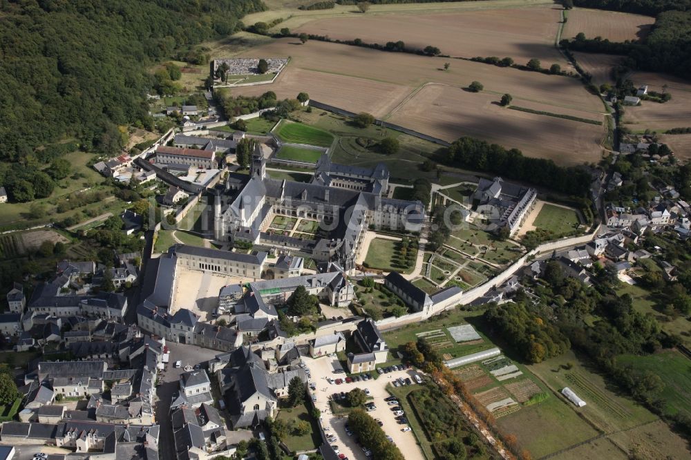 Luftaufnahme Fontevraud l'Abbaye - Gebäudekomplex des Klosters Fontevraud in Fontevraud l'Abbaye in Pays de la Loire, Frankreich