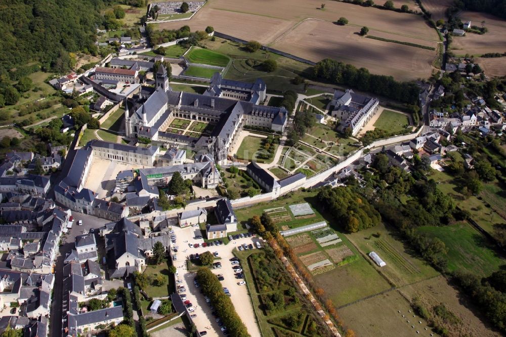 Fontevraud l'Abbaye von oben - Gebäudekomplex des Klosters Fontevraud in Fontevraud l'Abbaye in Pays de la Loire, Frankreich