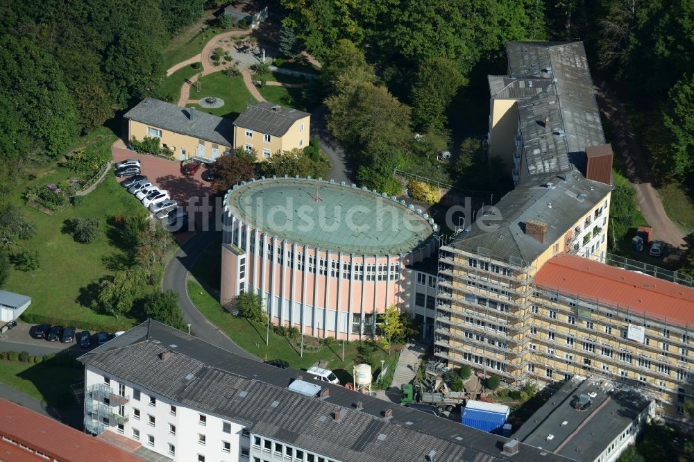 Gemünden von oben - Gebäudekomplex des Klosters in Gemünden im Bundesland Bayern