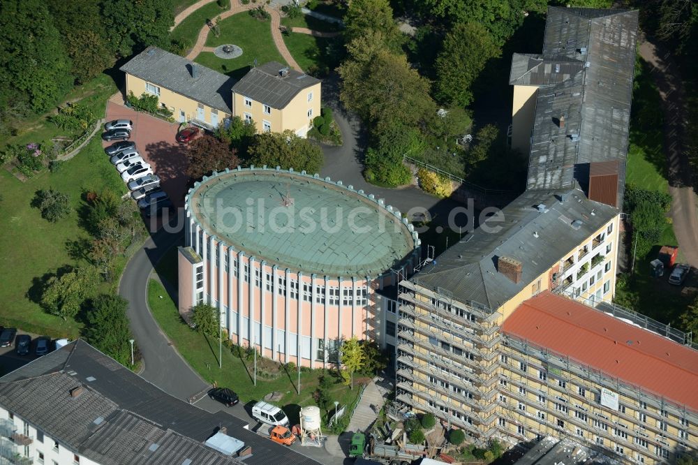 Gemünden aus der Vogelperspektive: Gebäudekomplex des Klosters in Gemünden im Bundesland Bayern