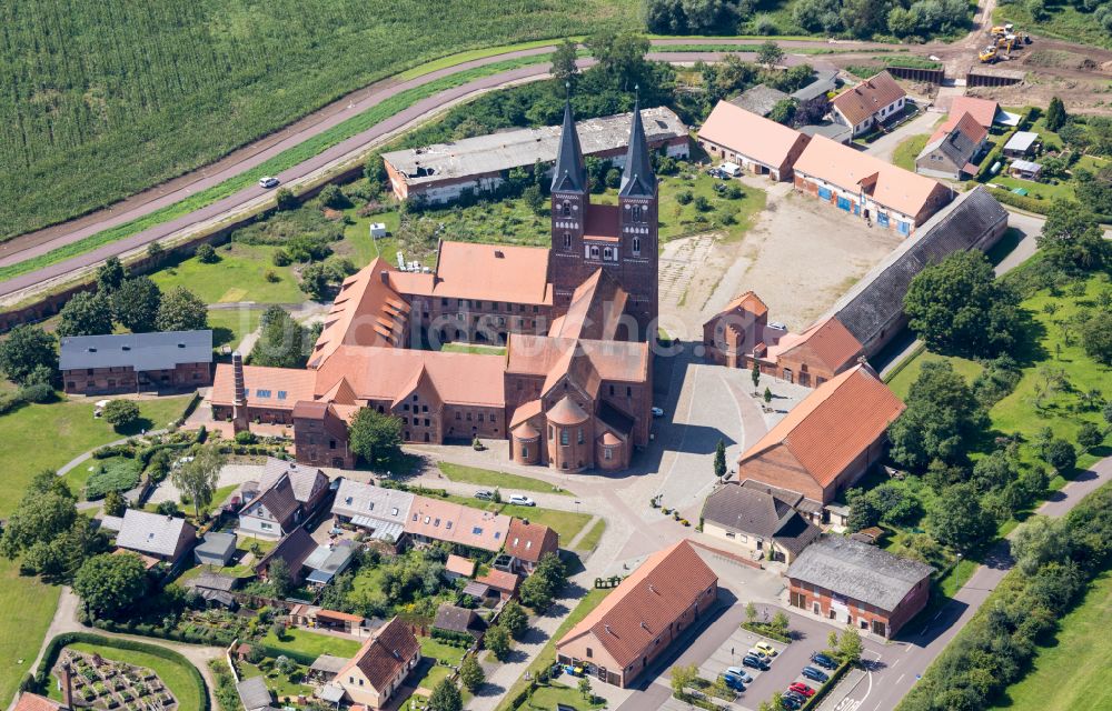 Luftaufnahme Jerichow - Gebäudekomplex des Klosters in Jerichow im Bundesland Sachsen-Anhalt, Deutschland