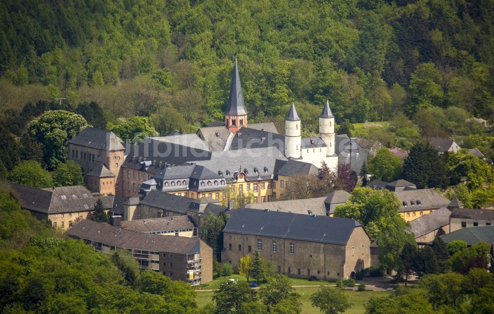 Kall von oben - Gebäudekomplex des Klosters in Kall im Bundesland Nordrhein-Westfalen