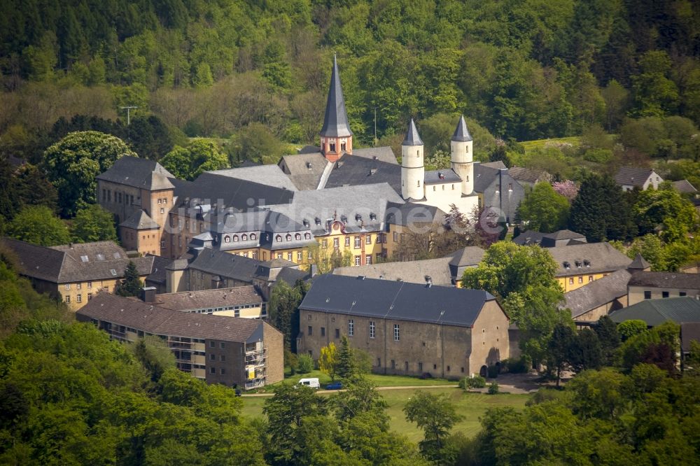 Kall aus der Vogelperspektive: Gebäudekomplex des Klosters in Kall im Bundesland Nordrhein-Westfalen