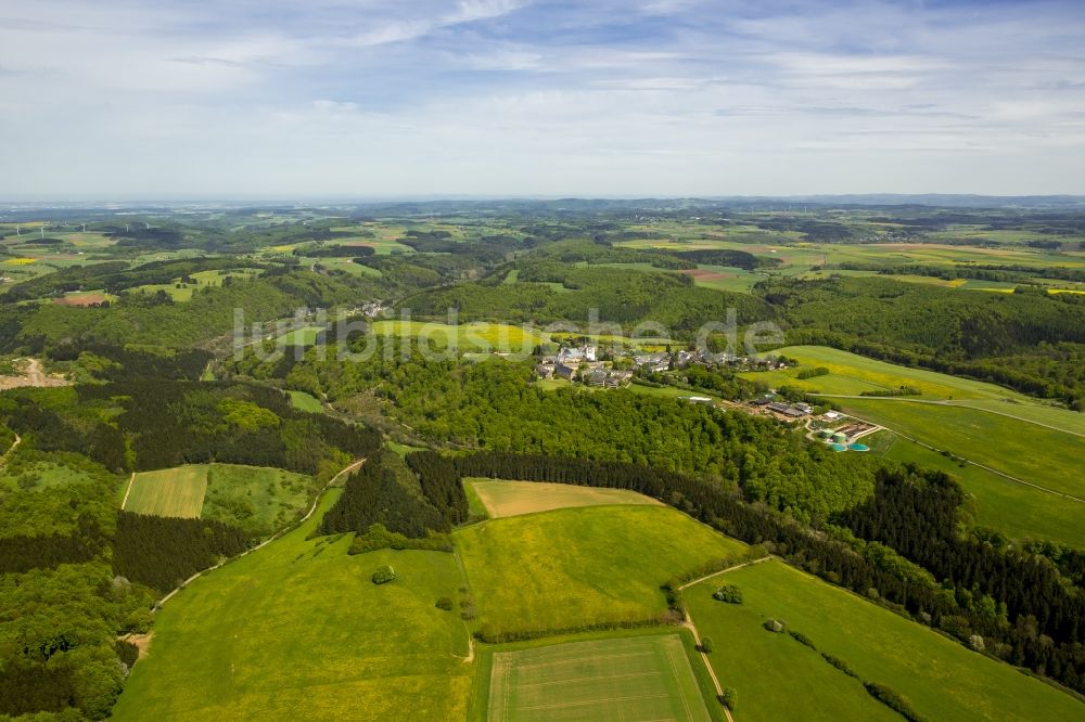 Kall von oben - Gebäudekomplex des Klosters in Kall im Bundesland Nordrhein-Westfalen