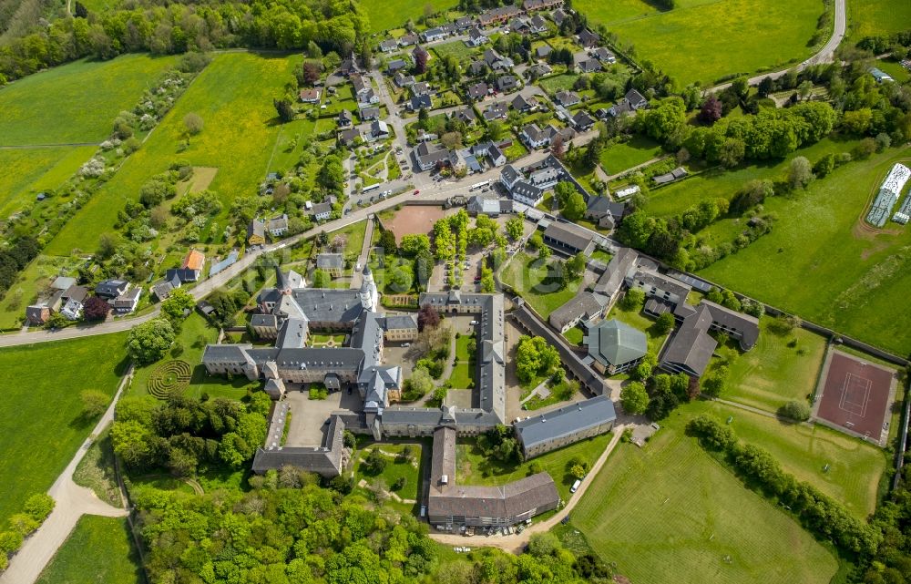 Kall von oben - Gebäudekomplex des Klosters in Kall im Bundesland Nordrhein-Westfalen