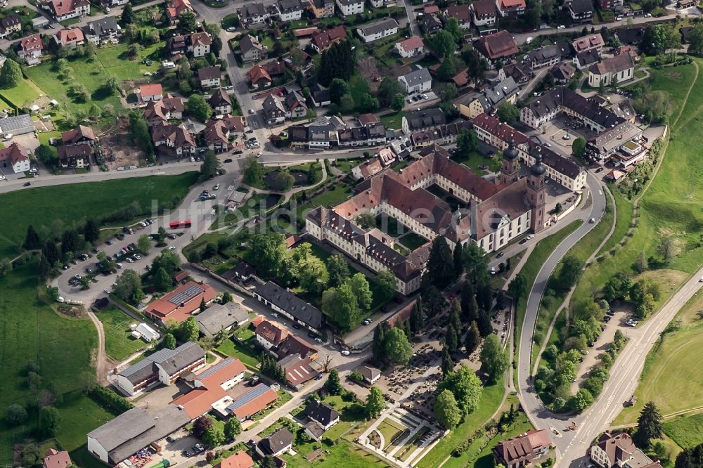 Luftaufnahme Sankt Peter - Gebäudekomplex des Klosters und Klosterkirche in Sankt Peter im Bundesland Baden-Württemberg, Deutschland