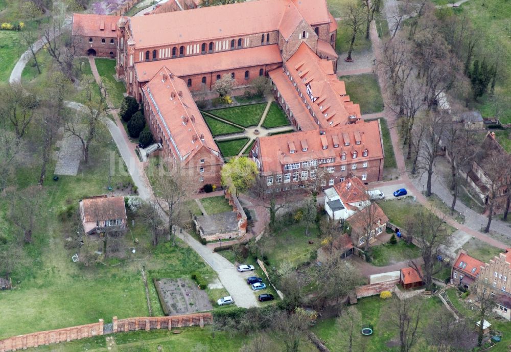 Luftaufnahme Kloster Lehnin - Gebäudekomplex des Klosters Lehnin im Bundesland Brandenburg