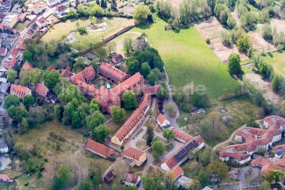 Luftaufnahme Kloster Lehnin - Gebäudekomplex des Klosters Lehnin im Bundesland Brandenburg