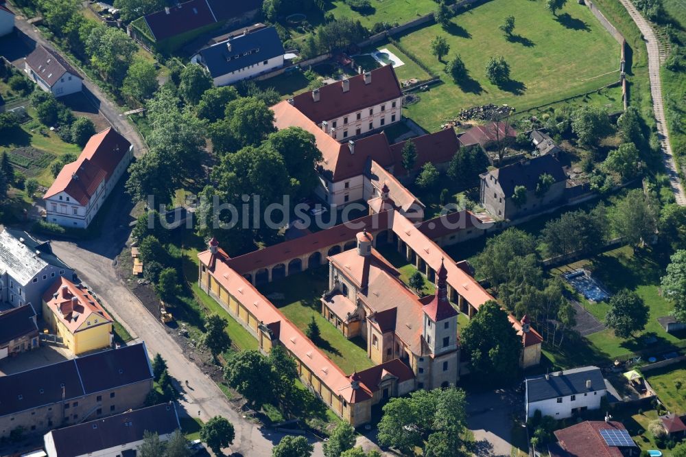 Luftaufnahme Marianske Radcice - Gebäudekomplex des Klosters in Marianske Radcice in Most, Tschechien