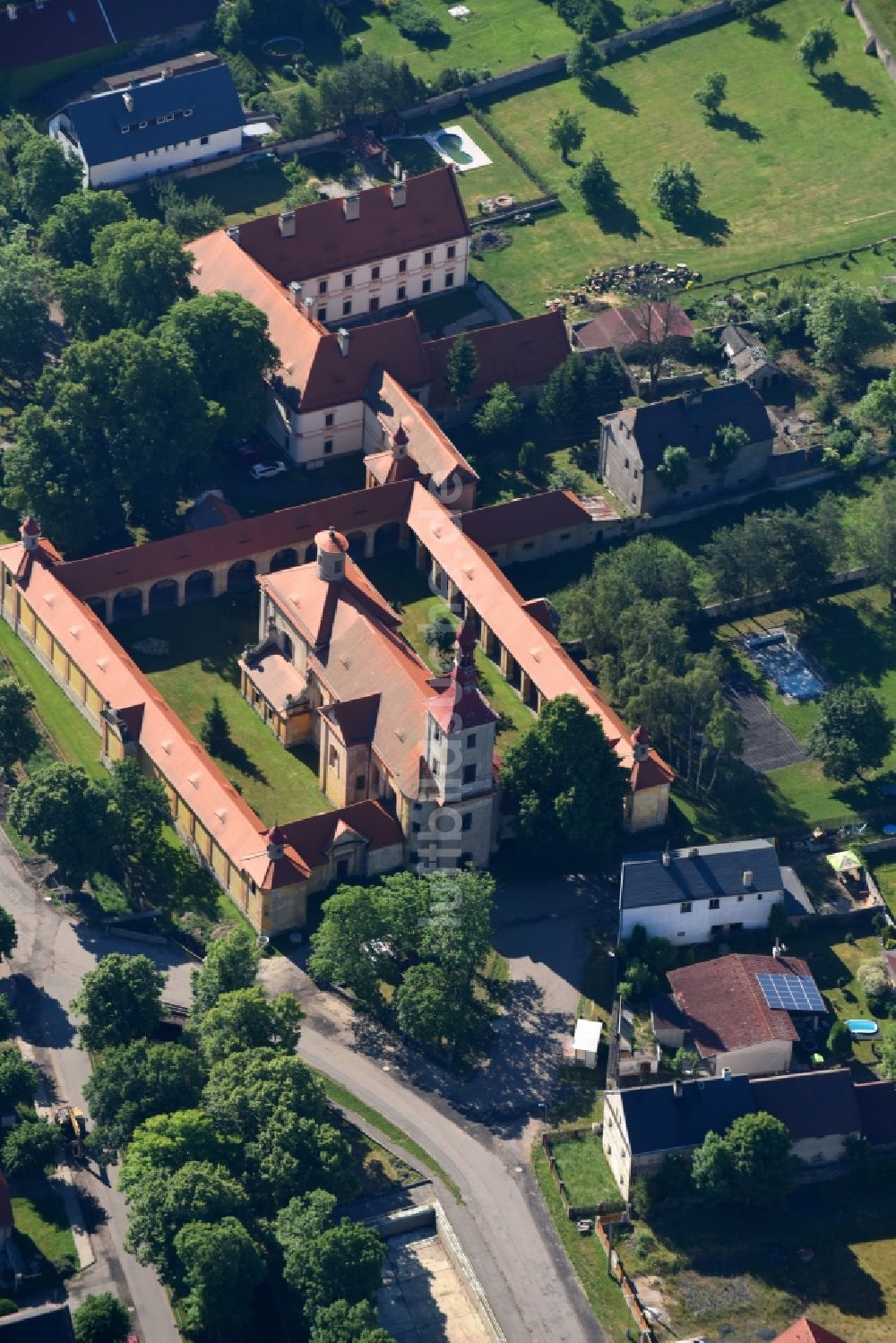 Marianske Radcice von oben - Gebäudekomplex des Klosters in Marianske Radcice in Most, Tschechien