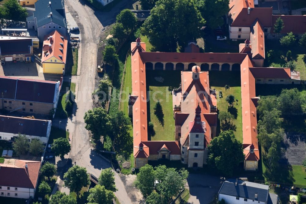 Marianske Radcice aus der Vogelperspektive: Gebäudekomplex des Klosters in Marianske Radcice in Most, Tschechien