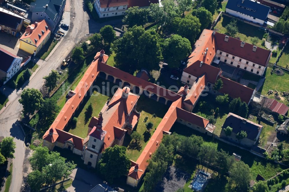 Marianske Radcice von oben - Gebäudekomplex des Klosters in Marianske Radcice in Most, Tschechien