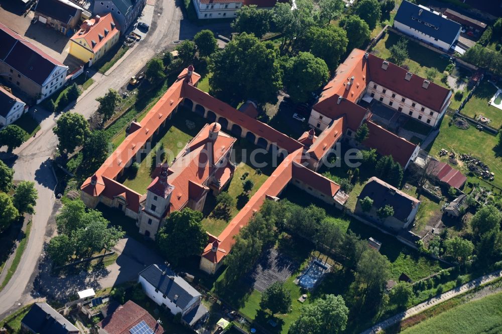 Marianske Radcice aus der Vogelperspektive: Gebäudekomplex des Klosters in Marianske Radcice in Most, Tschechien