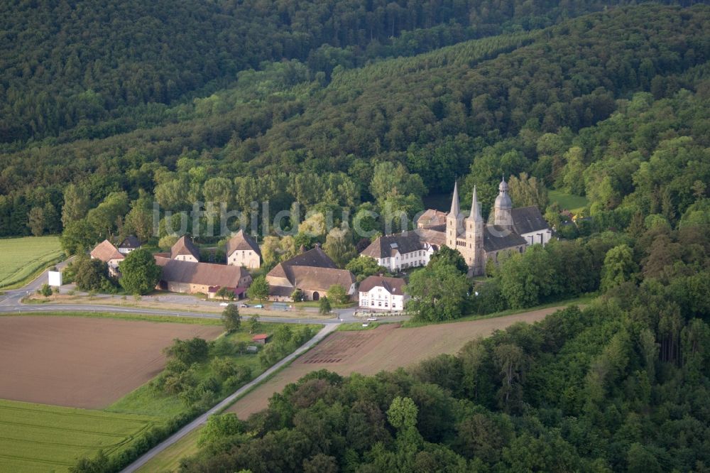 Marienmünster von oben - Gebäudekomplex des Klosters in Marienmünster im Bundesland Nordrhein-Westfalen