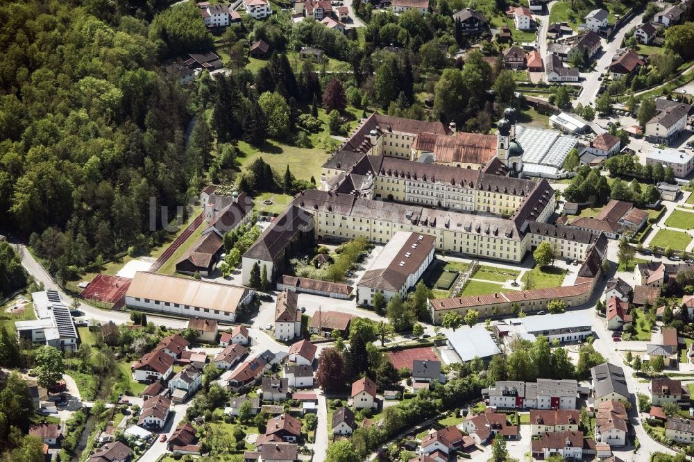 Metten von oben - Gebäudekomplex des Klosters in Metten im Bundesland Bayern, Deutschland