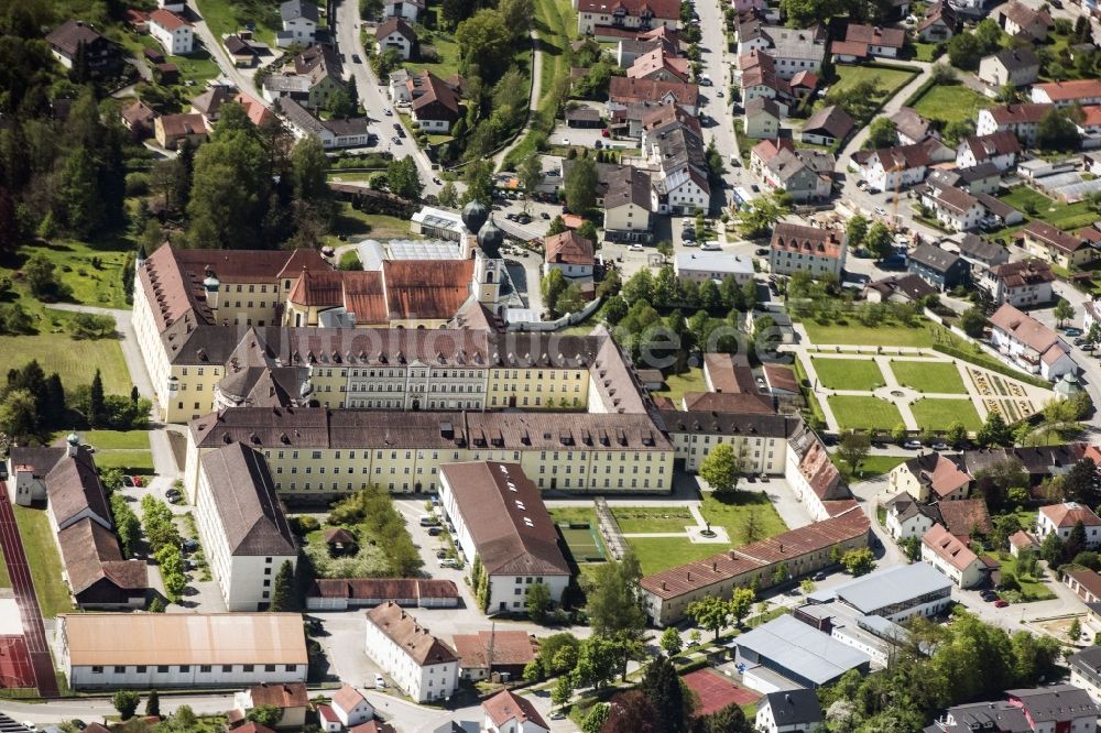 Metten aus der Vogelperspektive: Gebäudekomplex des Klosters in Metten im Bundesland Bayern, Deutschland